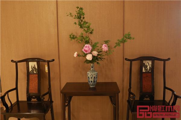 區(qū)氏臻品明清家具藝術(shù)館內(nèi)的花卉、空間布置與家具相得益彰,為參觀者帶來(lái)了美的享受 區(qū)氏臻品明清家具藝術(shù)館內(nèi)的花卉、空間布置與家具相得益彰,為參觀者帶來(lái)了美的享受
