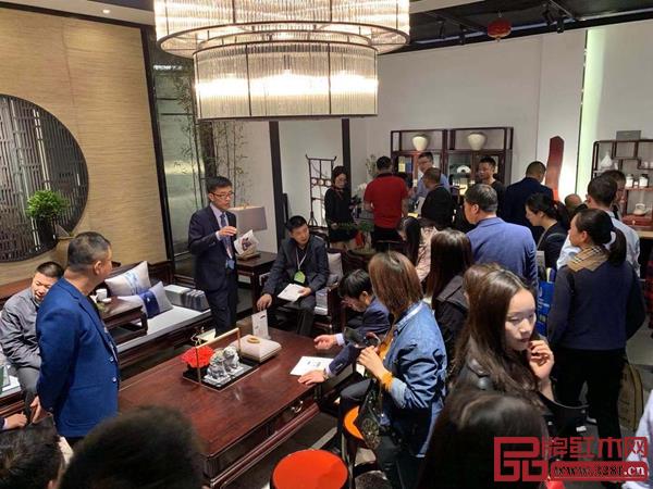 豪族旺家紅木展位現場人氣火爆 豪族旺家紅木展位現場人氣火爆