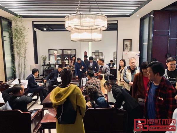 豪族旺家紅木展位現場人氣火爆 豪族旺家紅木展位現場人氣火爆