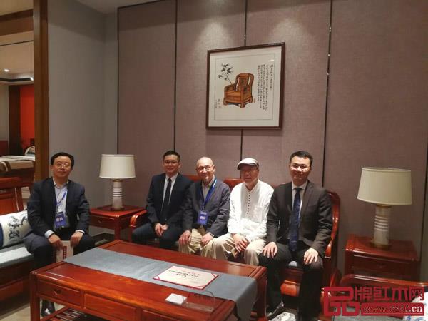 中國高等教育家具設計專業創始人胡景初(中)、教育部教學改革示范專業“家具設計與制造”專業帶頭人彭亮(右二)、華南農業大學博士生導師李凱夫(左一),給予雅宋紅木高度評價。 中國高等教育家具設計專業創始人胡景初(中)、教育部教學改革示范專業“家具設計與制造”專業帶頭人彭亮(右二)、華南農業大學博士生導師李凱夫(左一),給予雅宋紅木高度評價。