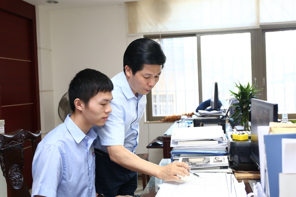 張錫復與設計團隊反復修改產品圖紙 張錫復與設計團隊反復修改產品圖紙