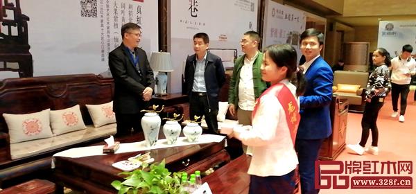 中山市大涌鎮鎮長賀修虎（左二），中山市紅木家具行業協會會長林志洪（左一），全聯藝術紅木家具專業委員會執行會長、騰訊家居紅木頻道總編林偉華（右一）與龍博士家居董事長陳小華（左三）共同交流龍博士家居產品工藝