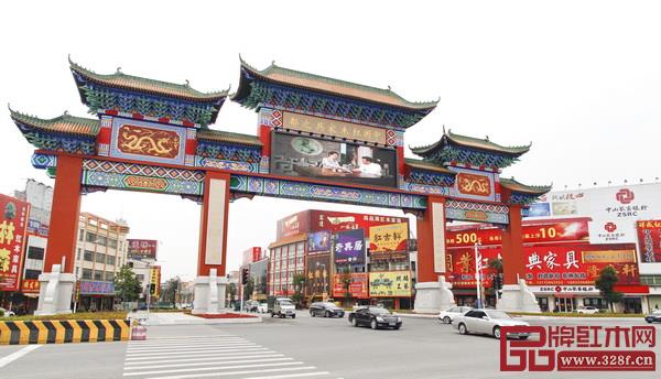 從沙溪牌坊沿新濠南路往大涌方向前進,紅木一條街門店林立,十分震撼,明清古典、新中式等風格一網打盡,產品囊括全屋紅木家具的企業比比皆是,專做茶臺、神臺等細分品種和紅木雕刻的也不少 從沙溪牌坊沿新濠南路往大涌方向前進,紅木一條街門店林立,十分震撼,明清古典、新中式等風格一網打盡,產品囊括全屋紅木家具的企業比比皆是,專做茶臺、神臺等細分品種和紅木雕刻的也不少