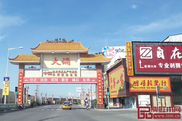 從沙溪牌坊沿新濠南路往大涌方向前進,紅木一條街門店林立,十分震撼,明清古典、新中式等風格一網打盡,產品囊括全屋紅木家具的企業比比皆是,專做茶臺、神臺等細分品種和紅木雕刻的也不少 從沙溪牌坊沿新濠南路往大涌方向前進,紅木一條街門店林立,十分震撼,明清古典、新中式等風格一網打盡,產品囊括全屋紅木家具的企業比比皆是,專做茶臺、神臺等細分品種和紅木雕刻的也不少