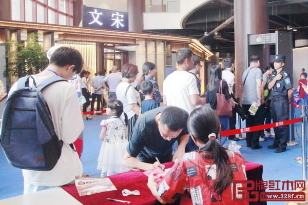 中山紅博會、新中式紅木家具展、全國品牌紅木家具經銷商大會等展會平臺吸引全國客商聚焦 中山紅博會、新中式紅木家具展、全國品牌紅木家具經銷商大會等展會平臺吸引全國客商聚焦