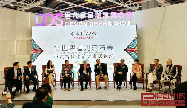 卓木王中式精致生活大家居論壇由中國魯班大學校長、國富縱橫董事長趙龍(左一)主持,特邀一眾行業領導、設計大咖共同論道 卓木王中式精致生活大家居論壇由中國魯班大學校長、國富縱橫董事長趙龍(左一)主持,特邀一眾行業領導、設計大咖共同論道