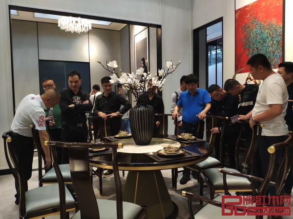 戴為展館內客商紛紛為“戴為尤品”駐足 戴為展館內客商紛紛為“戴為尤品”駐足