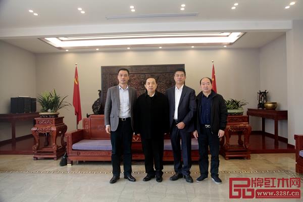 國家人力資源和社會保障部原黨組副書記、副部長楊志明,東陽市副市長蔣震雷,東陽市市場監管局黨委書記、局長、市木雕紅木辦主任傅為民合影 國家人力資源和社會保障部原黨組副書記、副部長楊志明,東陽市副市長蔣震雷,東陽市市場監管局黨委書記、局長、市木雕紅木辦主任傅為民合影