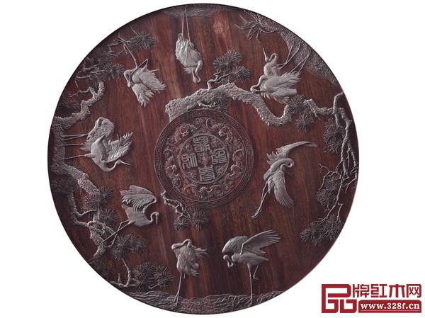 紅木家具上的“松鶴延年”圖案細節(深圳泰和園供圖) 紅木家具上的“松鶴延年”圖案細節(深圳泰和園供圖)