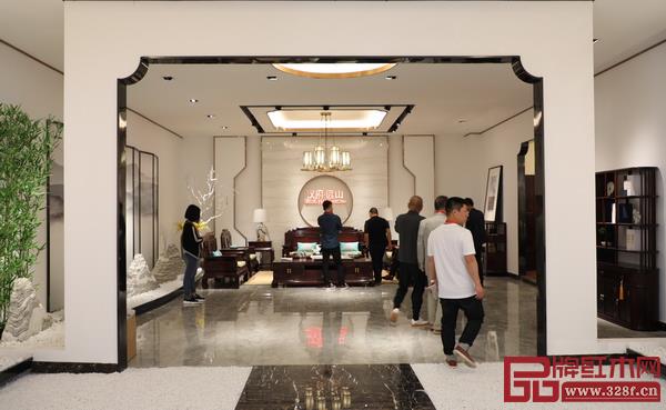 經銷商參觀漢府家具展廳,更直觀地感受到漢府家具的企業實力以及產品魅力 經銷商參觀漢府家具展廳,更直觀地感受到漢府家具的企業實力以及產品魅力