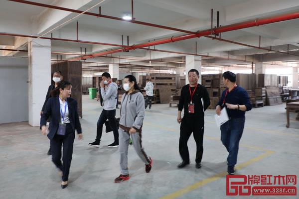 在工作人員的陪同下,經銷商實地參觀漢府家具的生產基地 在工作人員的陪同下,經銷商實地參觀漢府家具的生產基地