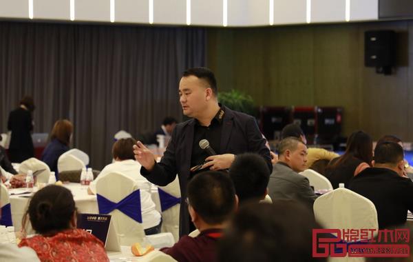 邵龍導師與漢府家具經銷商現場互動,解答經銷商們關心的問題 邵龍導師與漢府家具經銷商現場互動,解答經銷商們關心的問題