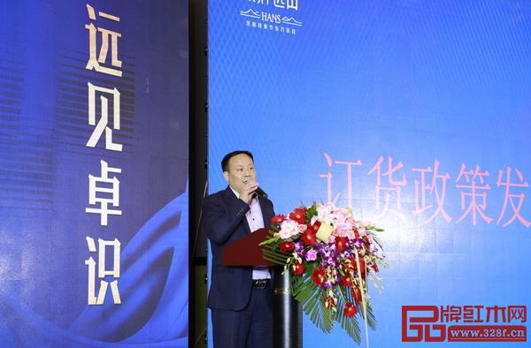 漢府家具營銷總監張春祥發布訂貨政策,令在場的經銷商心動不已 漢府家具營銷總監張春祥發布訂貨政策,令在場的經銷商心動不已