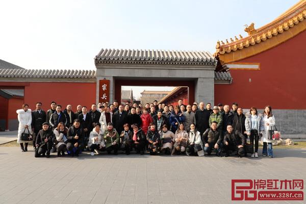 “中國頂級紅木一日游”游學團在故宮家具館前合影 “中國頂級紅木一日游”游學團在故宮家具館前合影
