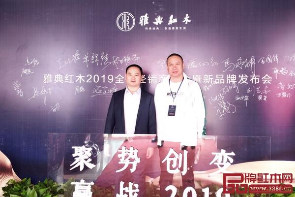 全聯(lián)藝術紅木家具專業(yè)委員會主席團主席石立峰(右)出席活動并與雅典紅木董事長包海深合影 全聯(lián)藝術紅木家具專業(yè)委員會主席團主席石立峰(右)出席活動并與雅典紅木董事長包海深合影