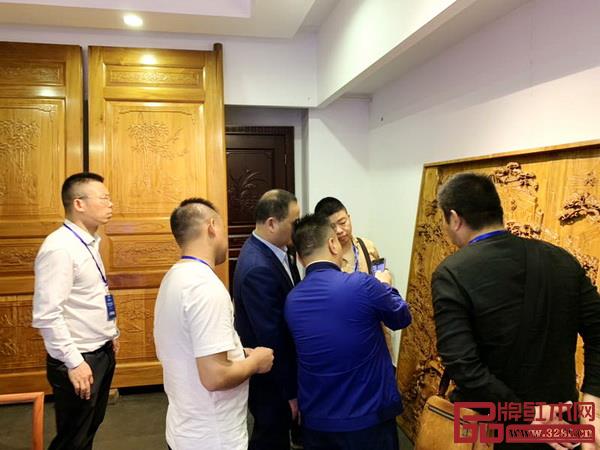 經(jīng)銷商們在工作人員陪同下參觀雅典紅木展廳,挑選心儀產(chǎn)品 經(jīng)銷商們在工作人員陪同下參觀雅典紅木展廳,挑選心儀產(chǎn)品