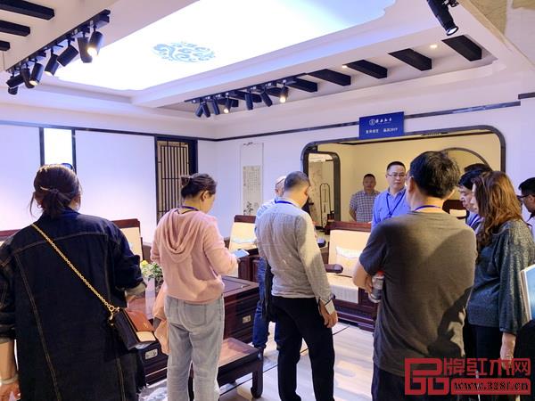 經(jīng)銷商們在工作人員陪同下參觀雅典紅木展廳,挑選心儀產(chǎn)品 經(jīng)銷商們在工作人員陪同下參觀雅典紅木展廳,挑選心儀產(chǎn)品