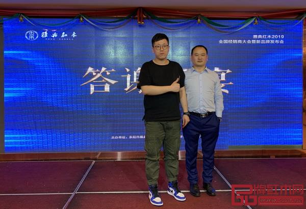答謝晚宴的抽獎環(huán)節(jié)上,獲一等獎經(jīng)銷商(左)與雅典紅木董事長包海深合影留念 答謝晚宴的抽獎環(huán)節(jié)上,獲一等獎經(jīng)銷商(左)與雅典紅木董事長包海深合影留念