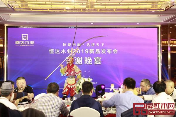 蝶舞鶯歌、齊天大圣等精彩演出掀起了恒達(dá)木業(yè)2019新品發(fā)布會答謝晚宴的一波波高潮 蝶舞鶯歌、齊天大圣等精彩演出掀起了恒達(dá)木業(yè)2019新品發(fā)布會答謝晚宴的一波波高潮