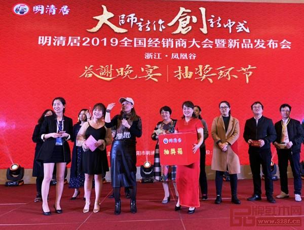 答謝晚宴上,明清居為經銷商家人們準備了美酒佳肴和豐富精彩的節目,現場歡聲笑語、其樂融融 答謝晚宴上,明清居為經銷商家人們準備了美酒佳肴和豐富精彩的節目,現場歡聲笑語、其樂融融