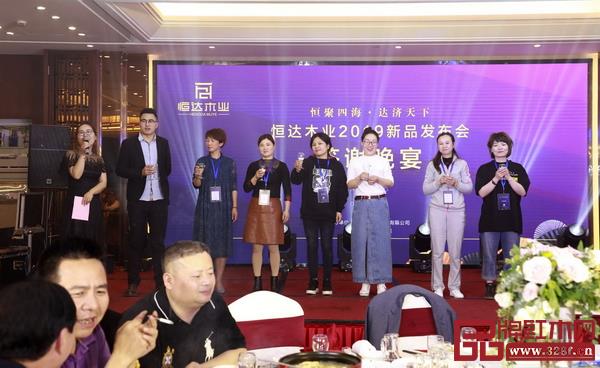 恒達(dá)木業(yè)銷售精英共同上臺祝酒,感謝在場嘉賓的鼎力支持 恒達(dá)木業(yè)銷售精英共同上臺祝酒,感謝在場嘉賓的鼎力支持