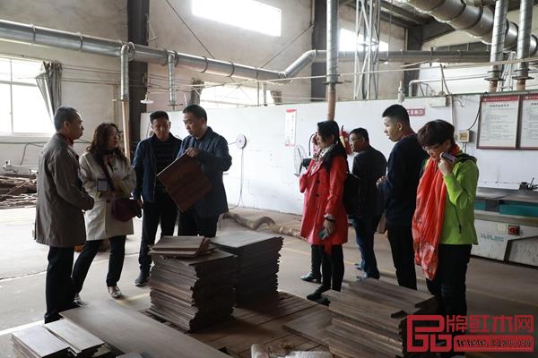 恒達木業董事長陳國良帶領經銷商深入了解工廠,展品牌實力 恒達木業董事長陳國良帶領經銷商深入了解工廠,展品牌實力