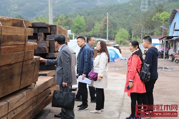 恒達木業董事長陳國良帶領經銷商深入了解工廠,展品牌實力 恒達木業董事長陳國良帶領經銷商深入了解工廠,展品牌實力