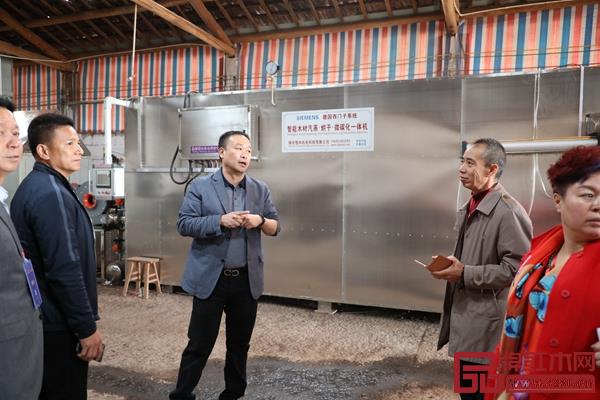 恒達木業董事長陳國良帶領經銷商深入了解工廠,展品牌實力 恒達木業董事長陳國良帶領經銷商深入了解工廠,展品牌實力