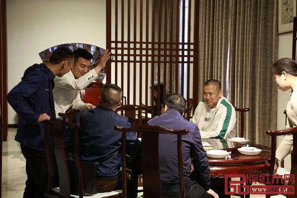 嘉賓們相聚一起,共話紅木家具新發展 嘉賓們相聚一起,共話紅木家具新發展