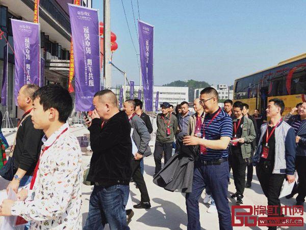 漢府家具2019全國經銷商戰略峰會暨新品發布會吸引眾多經銷商前來
