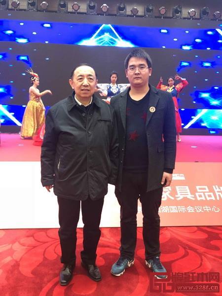 原人力資源和社會保障部副部長、黨組副書記楊志明(左)與龍珍閣紅木總經理陸勛合影留念 原人力資源和社會保障部副部長、黨組副書記楊志明(左)與龍珍閣紅木總經理陸勛合影留念