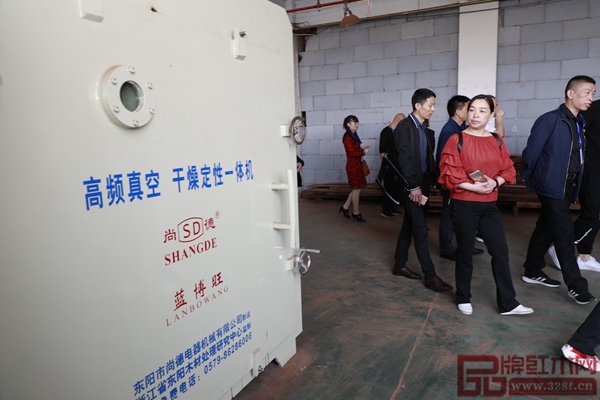 雅典紅木帶領廣大經銷商朋友們參觀企業工廠 雅典紅木帶領廣大經銷商朋友們參觀企業工廠