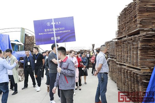 雅典紅木帶領廣大經銷商朋友們參觀企業工廠 雅典紅木帶領廣大經銷商朋友們參觀企業工廠