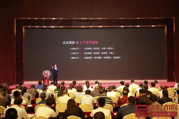深圳家具研究開發(fā)院院長,南京林業(yè)大學(xué)家具與工業(yè)設(shè)計學(xué)院教授、博士生導(dǎo)師許柏鳴提到,點狀的革新思維讓企業(yè)不斷走彎路,這種無序革新的結(jié)果是周期性歸零 深圳家具研究開發(fā)院院長,南京林業(yè)大學(xué)家具與工業(yè)設(shè)計學(xué)院教授、博士生導(dǎo)師許柏鳴提到,點狀的革新思維讓企業(yè)不斷走彎路,這種無序革新的結(jié)果是周期性歸零