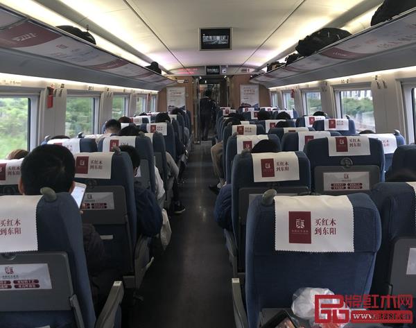 列車中充滿“東陽紅木”元素 列車中充滿“東陽紅木”元素