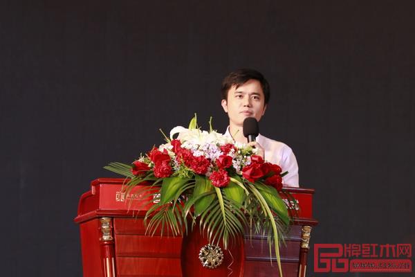 全聯(lián)藝術(shù)紅木家具專業(yè)委員會執(zhí)行會長、騰訊家居紅木頻道總編林偉華進行《紅木終端的全渠道營銷》主題分享 全聯(lián)藝術(shù)紅木家具專業(yè)委員會執(zhí)行會長、騰訊家居紅木頻道總編林偉華進行《紅木終端的全渠道營銷》主題分享