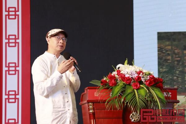 全聯(lián)藝術(shù)紅木家具專業(yè)委員會專家顧問、教育部教學(xué)改革示范專業(yè)“家具設(shè)計與制造”專業(yè)帶頭人彭亮進行《未來生活方式與中式家具演變的新趨勢》主題分享 全聯(lián)藝術(shù)紅木家具專業(yè)委員會專家顧問、教育部教學(xué)改革示范專業(yè)“家具設(shè)計與制造”專業(yè)帶頭人彭亮進行《未來生活方式與中式家具演變的新趨勢》主題分享