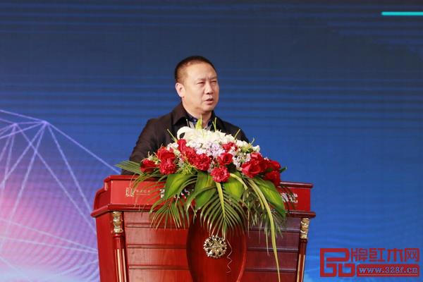 全聯(lián)藝術(shù)紅木家具專業(yè)委員會主席團主席、西安雅居閣總裁石立峰致辭 全聯(lián)藝術(shù)紅木家具專業(yè)委員會主席團主席、西安雅居閣總裁石立峰致辭
