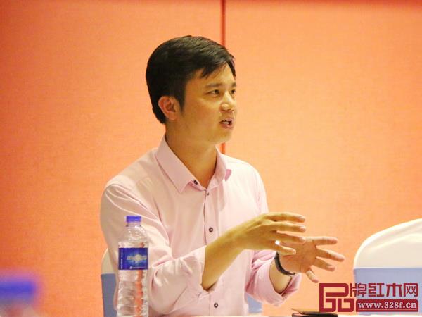全聯藝術紅木家具專業委員會執行會長、騰訊家居紅木總編、中山市大涌鎮青年企業家協會常務副會長、弘木傳媒CEO林偉華在會上發言