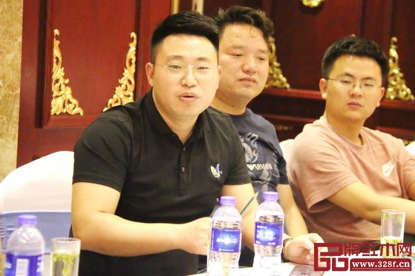 東陽漢府家具總經理馬漢龍（左一）在會上發言
