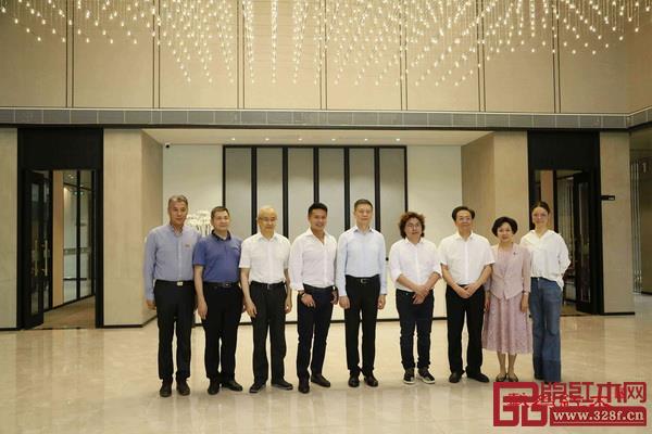 深圳市政協(xié)領導蒞臨戴為品牌生活館參觀指導,對戴為尤品《藍山客廳系列》贊嘆不已 深圳市政協(xié)領導蒞臨戴為品牌生活館參觀指導,對戴為尤品《藍山客廳系列》贊嘆不已