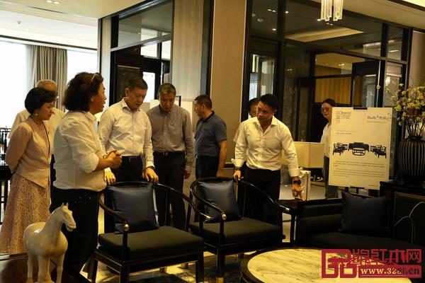 戴為尤品創(chuàng)始人戴愛國為深圳市政協(xié)政協(xié)黨組書記、主席戴北方(中)一行領導介紹《藍山客廳系列》 戴為尤品創(chuàng)始人戴愛國為深圳市政協(xié)政協(xié)黨組書記、主席戴北方(中)一行領導介紹《藍山客廳系列》