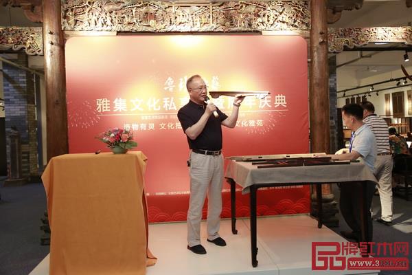 中國傳統(tǒng)工藝大師、全聯(lián)藝術(shù)紅木家具專業(yè)委員會主席團主席、魯班木藝董事長李愛金現(xiàn)場分享《論明式家具榫卯結(jié)構(gòu)的傳承與改良》 中國傳統(tǒng)工藝大師、全聯(lián)藝術(shù)紅木家具專業(yè)委員會主席團主席、魯班木藝董事長李愛金現(xiàn)場分享《論明式家具榫卯結(jié)構(gòu)的傳承與改良》