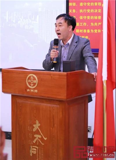 《致新時(shí)代的中山》朗誦者:向坤山 《致新時(shí)代的中山》朗誦者:向坤山