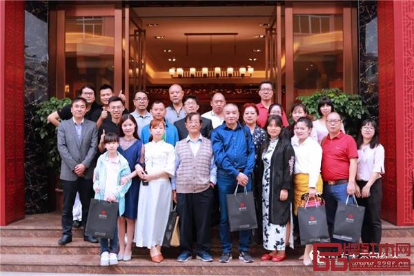 在場文友在國方家居門店前合影留念 在場文友在國方家居門店前合影留念