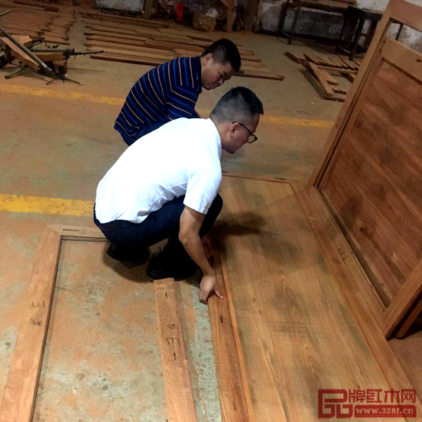 雅仕軒工廠內參觀者親身體驗紅木家具的制作 雅仕軒工廠內參觀者親身體驗紅木家具的制作
