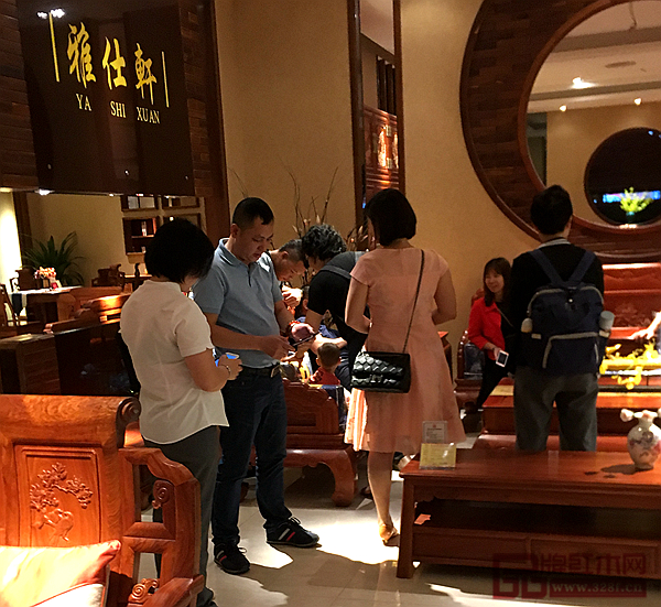 五一假期雅仕軒展廳迎來了一大批紅木家具采購者 五一假期雅仕軒展廳迎來了一大批紅木家具采購者