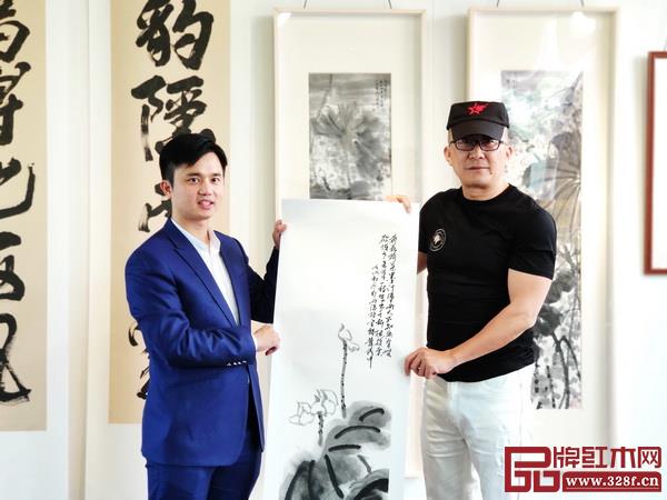 拍攝花絮:葉茂中(右)將荷花墨寶贈予林偉華 拍攝花絮:葉茂中(右)將荷花墨寶贈予林偉華