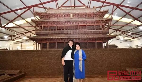 成龍探訪中國女首富陳麗華紫檀工廠 成龍探訪中國女首富陳麗華紫檀工廠
