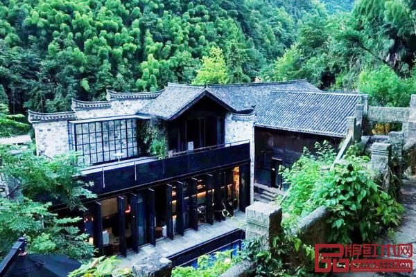 在不舍野馬嶺民宿中,中式家具被完好地繼承與發(fā)揚,客房的設(shè)計簡潔而有溫度,提供了舒適的生活體驗 在不舍野馬嶺民宿中,中式家具被完好地繼承與發(fā)揚,客房的設(shè)計簡潔而有溫度,提供了舒適的生活體驗